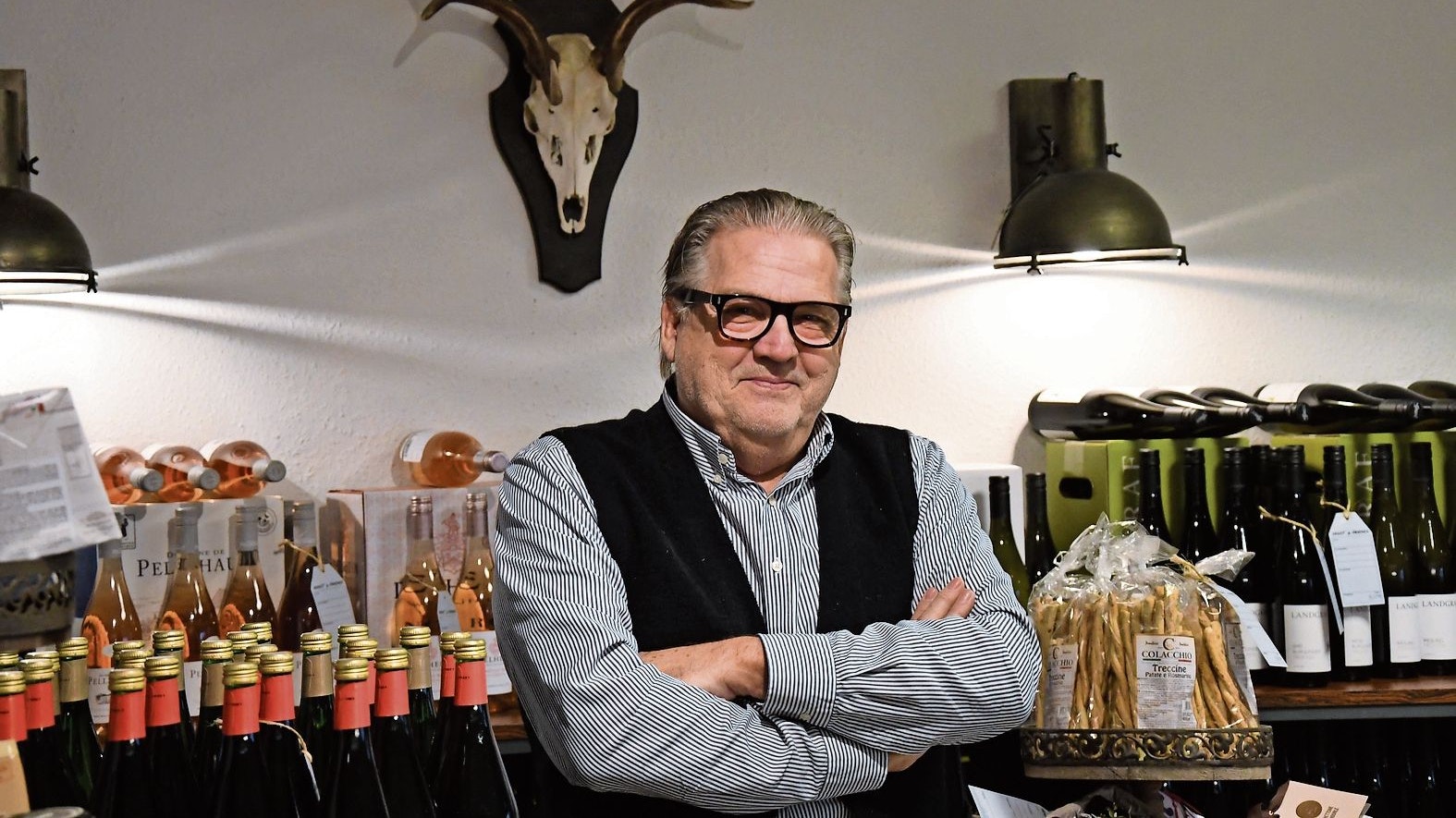 Einrichtung selbst gebaut: Ernst Klapp erlebt seinen „dritten Frühling“ als Weinhändler. Foto: Kreke