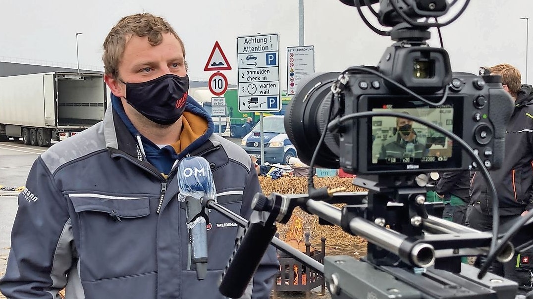 Gefragter Sprecher: Stefan Grotjann gibt ein Interview während der Blockadeaktion vor dem Lidl-Lager in Cloppenburg. Foto: Hermes