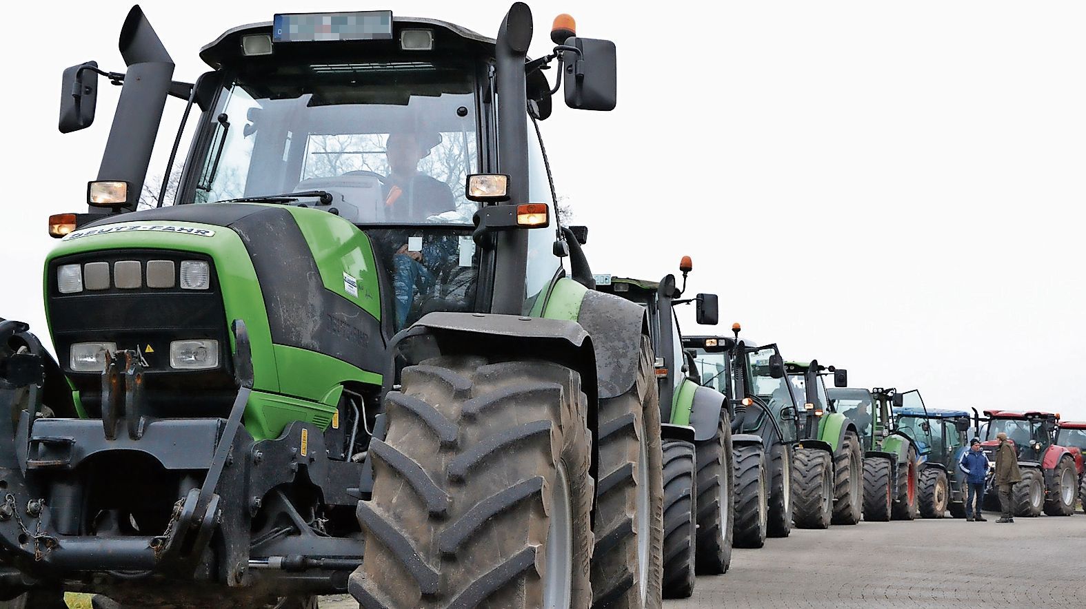 Machen auf sich aufmerksam: Seit Wochen fordern Landwirte eine faire Bezahlung - so wie vergangene Woche, als einige von ihnen aus dem Kreis Cloppenburg nach Lingen aufbrachen.&nbsp; Foto: Meyer