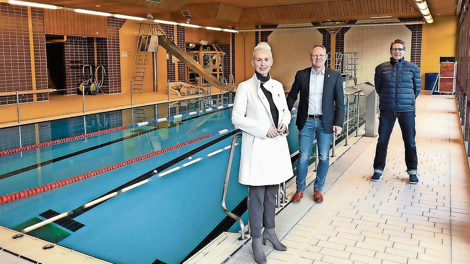 Fast 1,15 Millionen fürs Bad: Auch dank des Einsatzes der Linderner Abgeordneten Silvia Breher freuen sich Bürgermeister Hage und Bauamtschef  Lüken (re.) über den Sanierungszuschuss. Foto: Gemeinde
