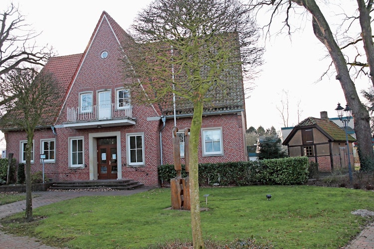 Heimathaus: 2004 übernahm der Heimatverein das ehemalige Gebäude der Gemeindeverwaltung in der Ortsmitte. Rechts die Büterwerkstatt, die der Heimatverein dort 2005 wieder aufbaute.
