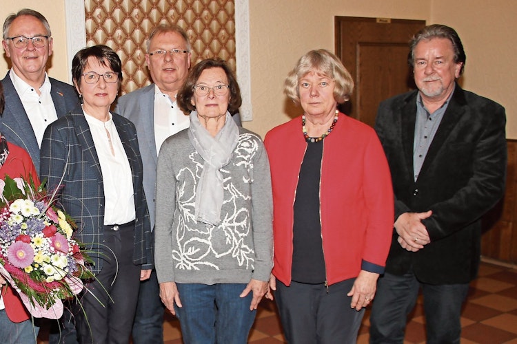 Der aktuelle Vorstand:  Vorsitzender Helmut Künnen (von links), Irmgard Möhlenkamp, Kassenwart Heinrich Flerlage, Margret Rescher, 2. Vorsitzende Hedwig Schute und Schriftführer Gerd Käter.