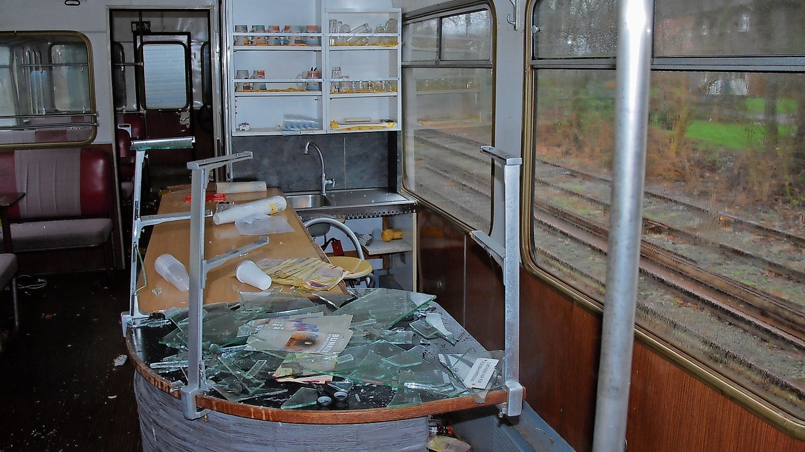 Verwüstet: Der Tresenbereich ist komplett zerstört worden.Fotos: © Museumseisenbahn-Friesoythe-Cloppenburg