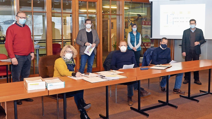 Generalstabsmäßige Planung: Ein Team der Stadtverwaltung bereitet den zweitägigen Impftermin am kommenden Freitag und Samstag in Löningen vor. Foto: Willi Siemer
