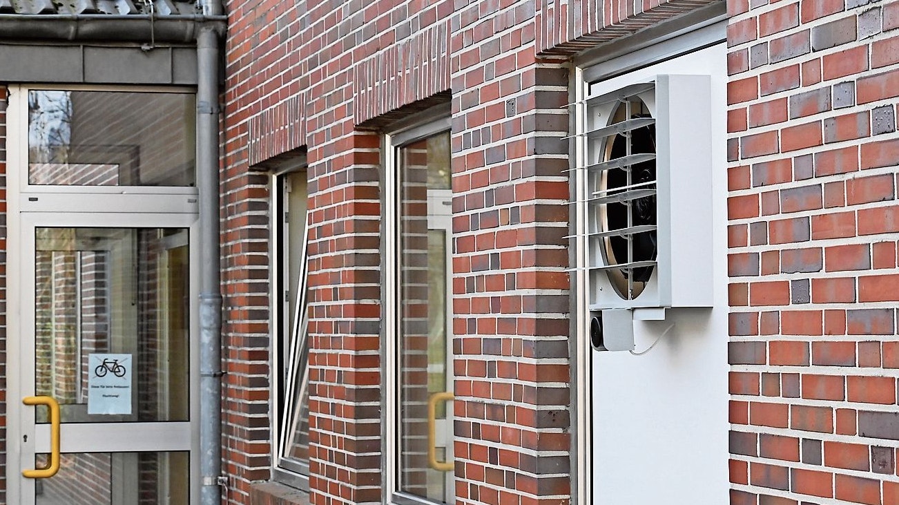 Frische Luft: Ein Fenster steht auf Kipp, in ein anderes wird die Platte mit dem Lüfter eingesetzt. Foto: Thomas Vorwerk