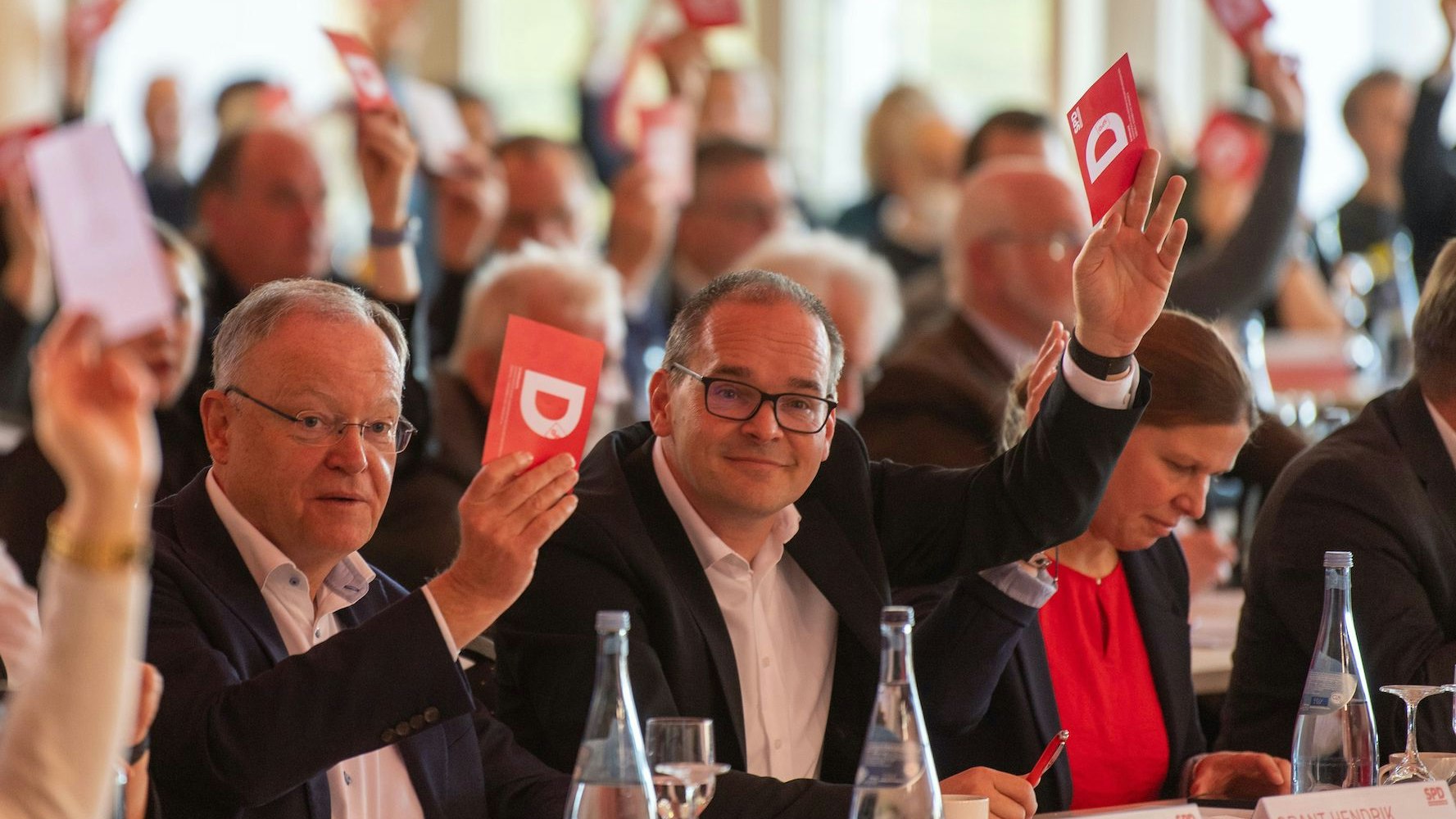 Stephan Weil (SPD,l), Ministerpräsident von Niedersachsen, und Grant Hendrik Tonne (SPD), ehemaliger Kultusminister von Niedersachsen, nehmen am Landesparteitag der SPD teil.&nbsp; Foto: dpa / Mirgeler