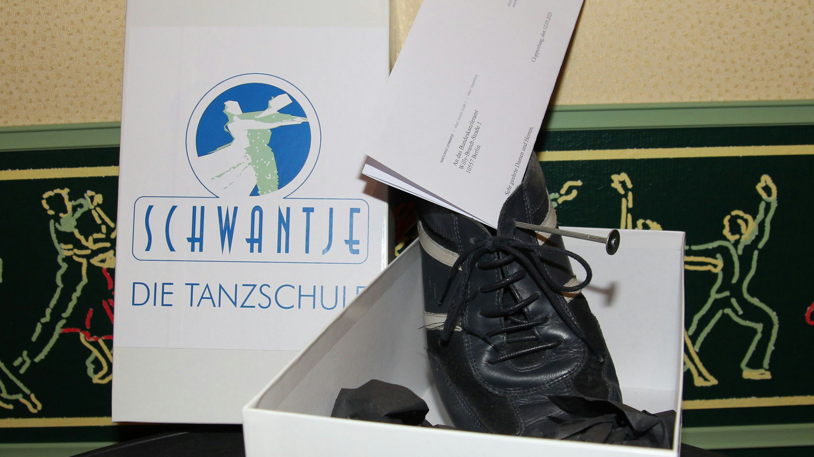 Paket ins Kanzleramt: Ein Tanzschuh ist auf dem Weg nach Berlin, der andere hängt symbolisch in Cloppenburg. © Tanzschule Schwantje