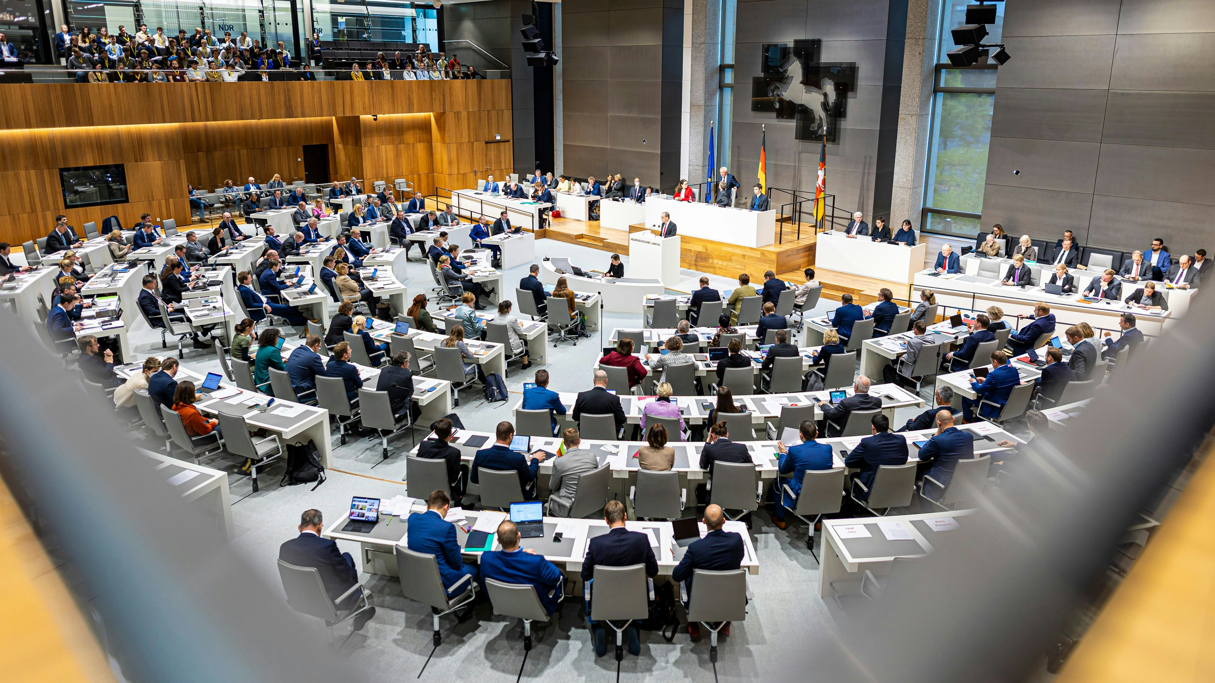 Abgeordnete nehmen im Plenarsaal an einer Sitzung des niedersächsischen Landtags teil. Foto: dpa