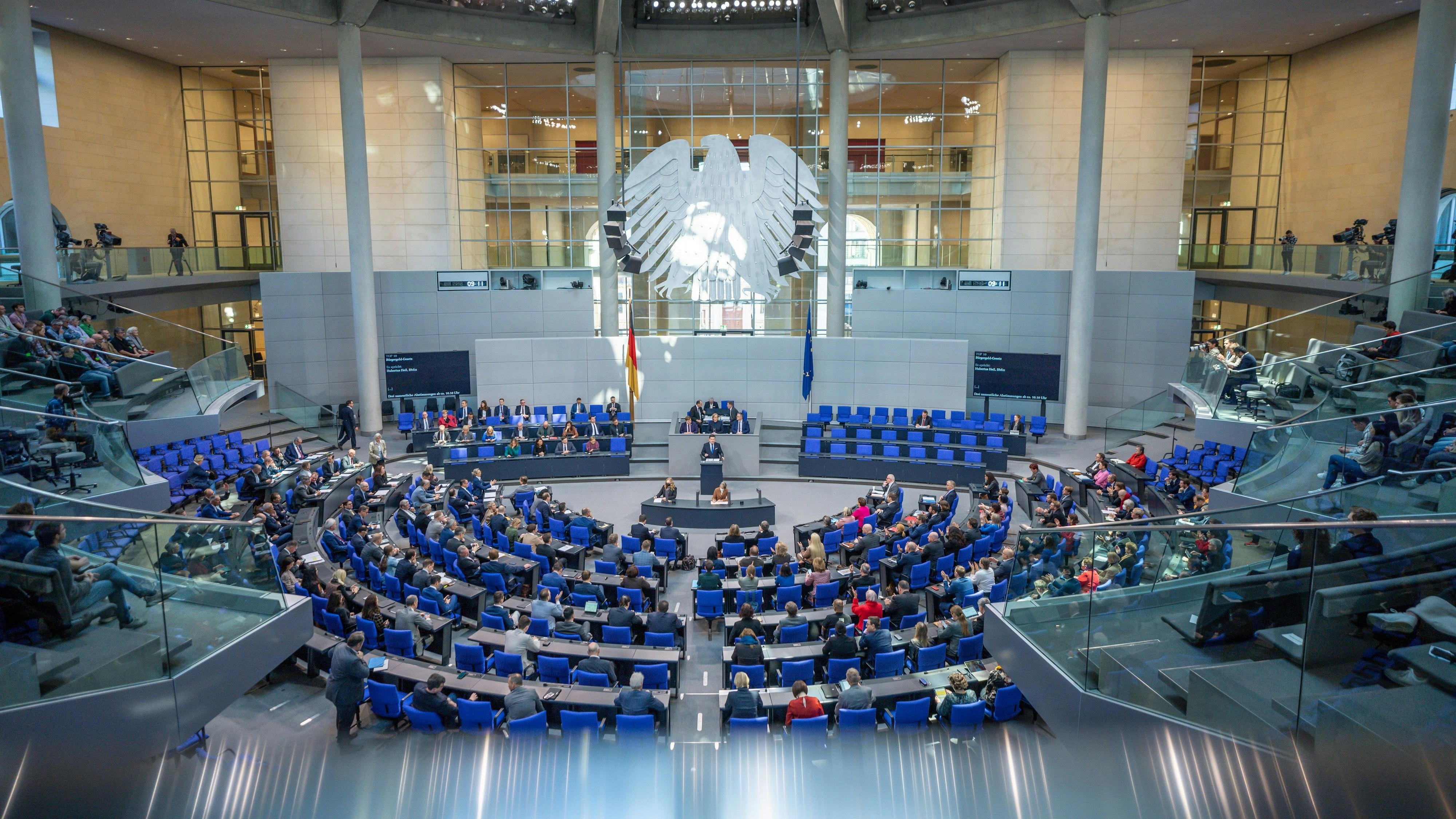Hubertus Heil (SPD), Bundesminister für Arbeit und Soziales, spricht im Bundestag. Der Deutsche Bundestag stimmt in seiner Sitzung unter anderem über das geplante Bürgergeld ab. Foto: dpa