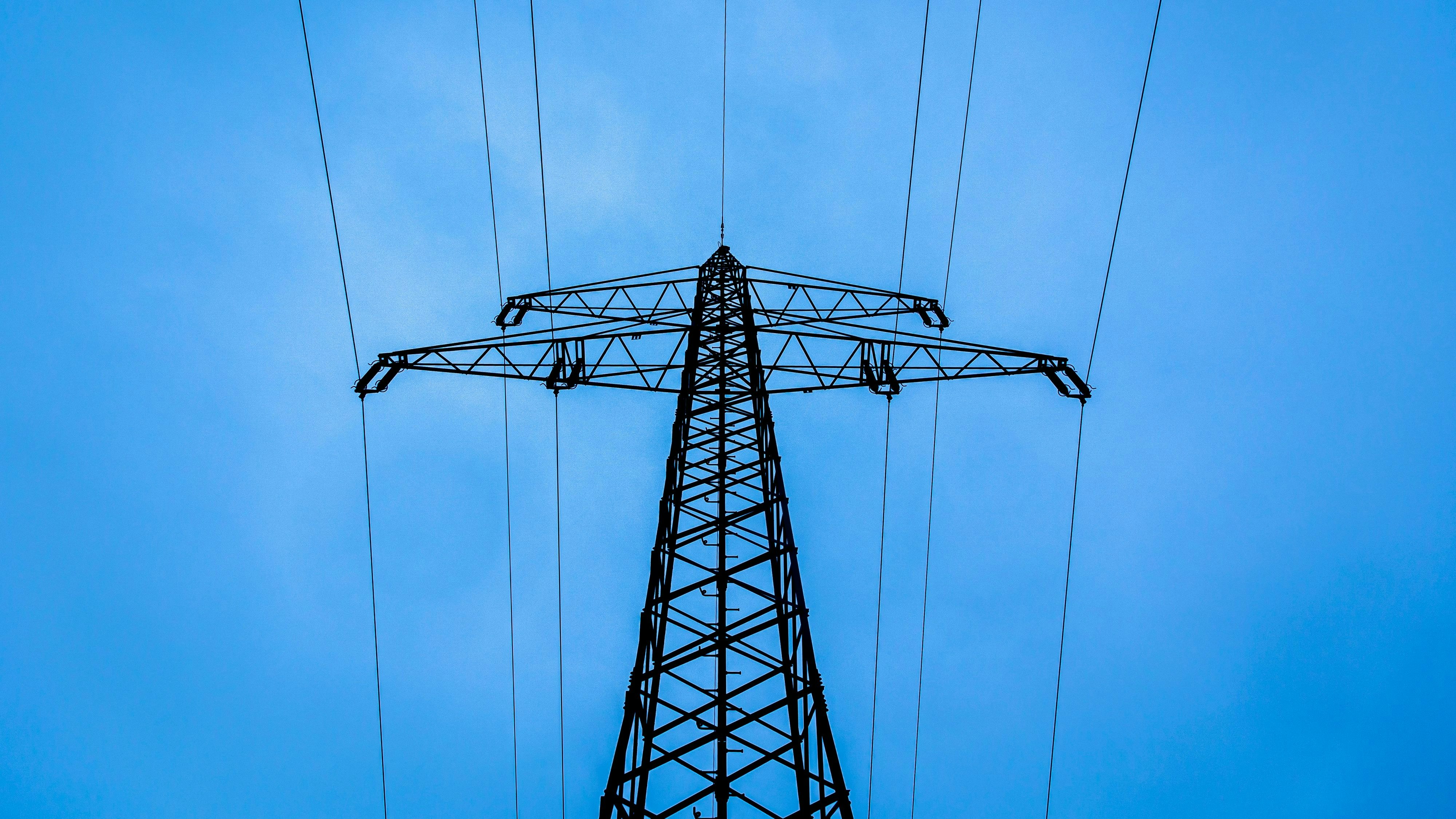 Ein Strommast steht am frühen Morgen in der Region Hannover. Symbolfoto: dpa