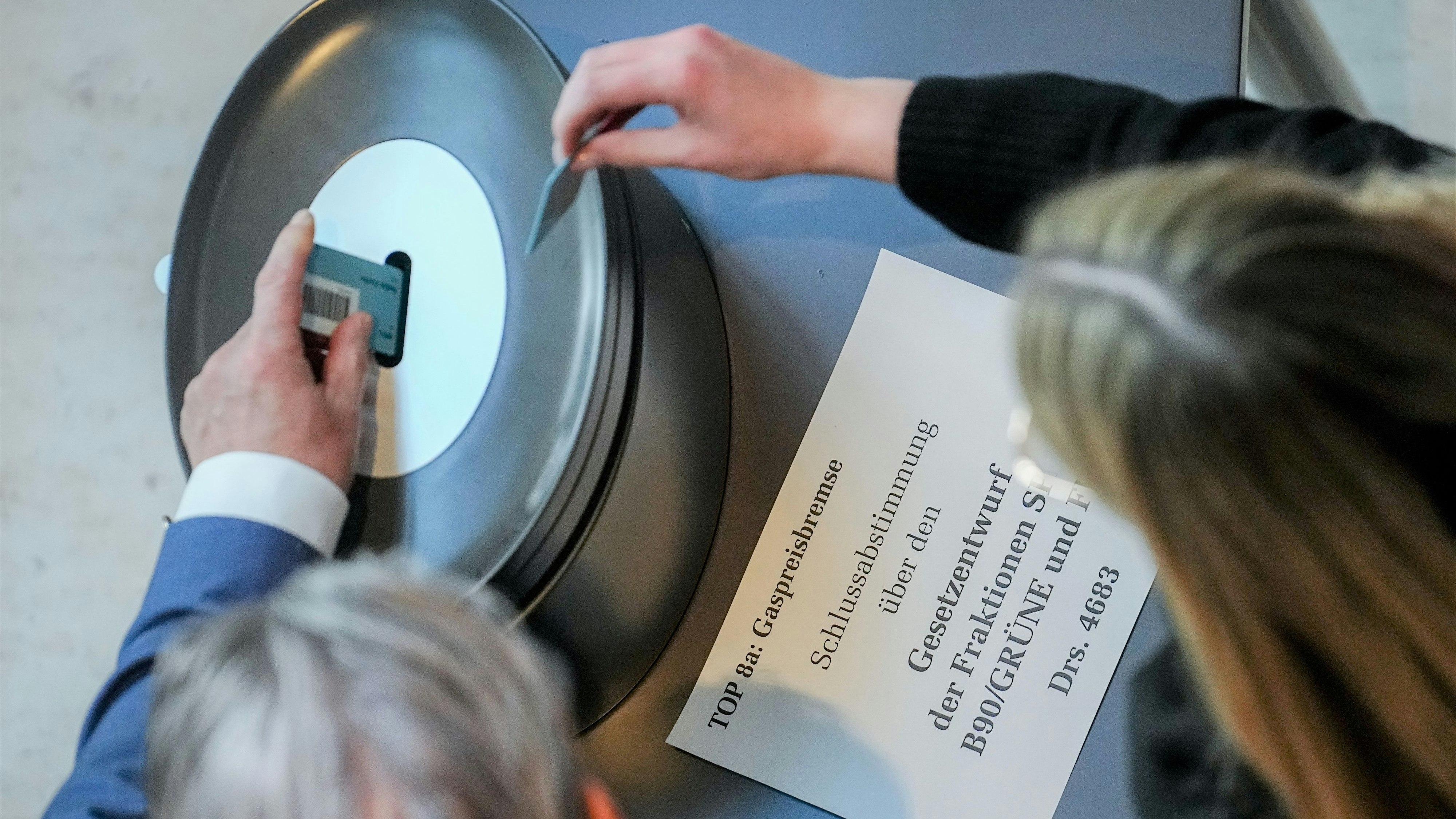 Mitte Dezember im Deutschen Bundestag: Abgeordnete stimmen über die Gaspreisbremse ab. Foto: dpa/Nietfeld