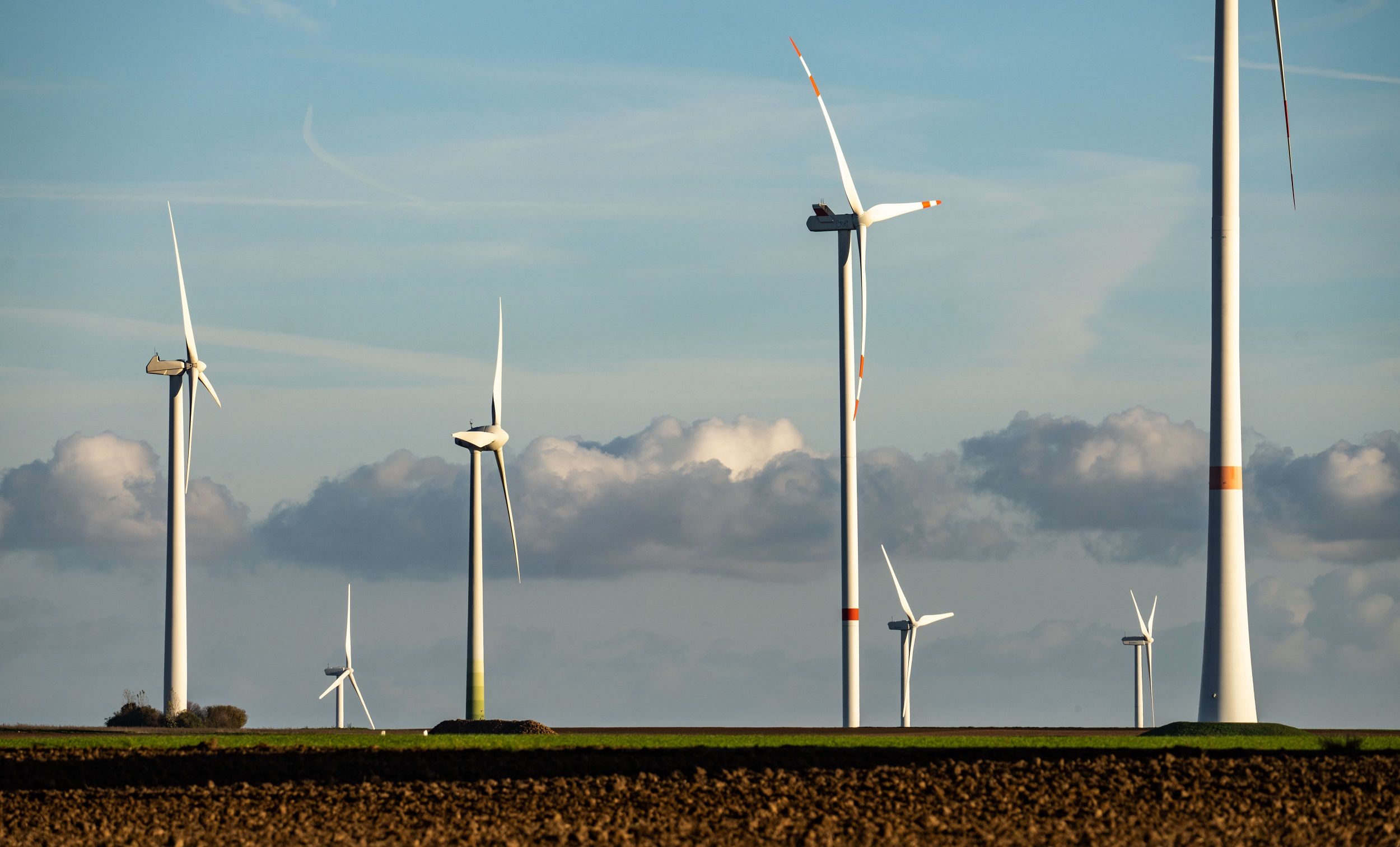Wichtig für die Energiewende: Windkrafträder an Land. Foto: dpa/Rumpenhorst