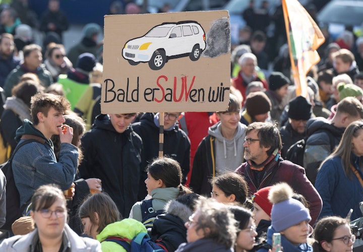 Kreativer Protest: Bald erSaUVen wir“ steht in Anspielung auf SUV-Fahrzeuge und deren hohen Benzinverbrauch auf dem Plakat eines Teilnehmers vor der Alten Oper in Frankfurt am Main. Foto: dpaRoessler