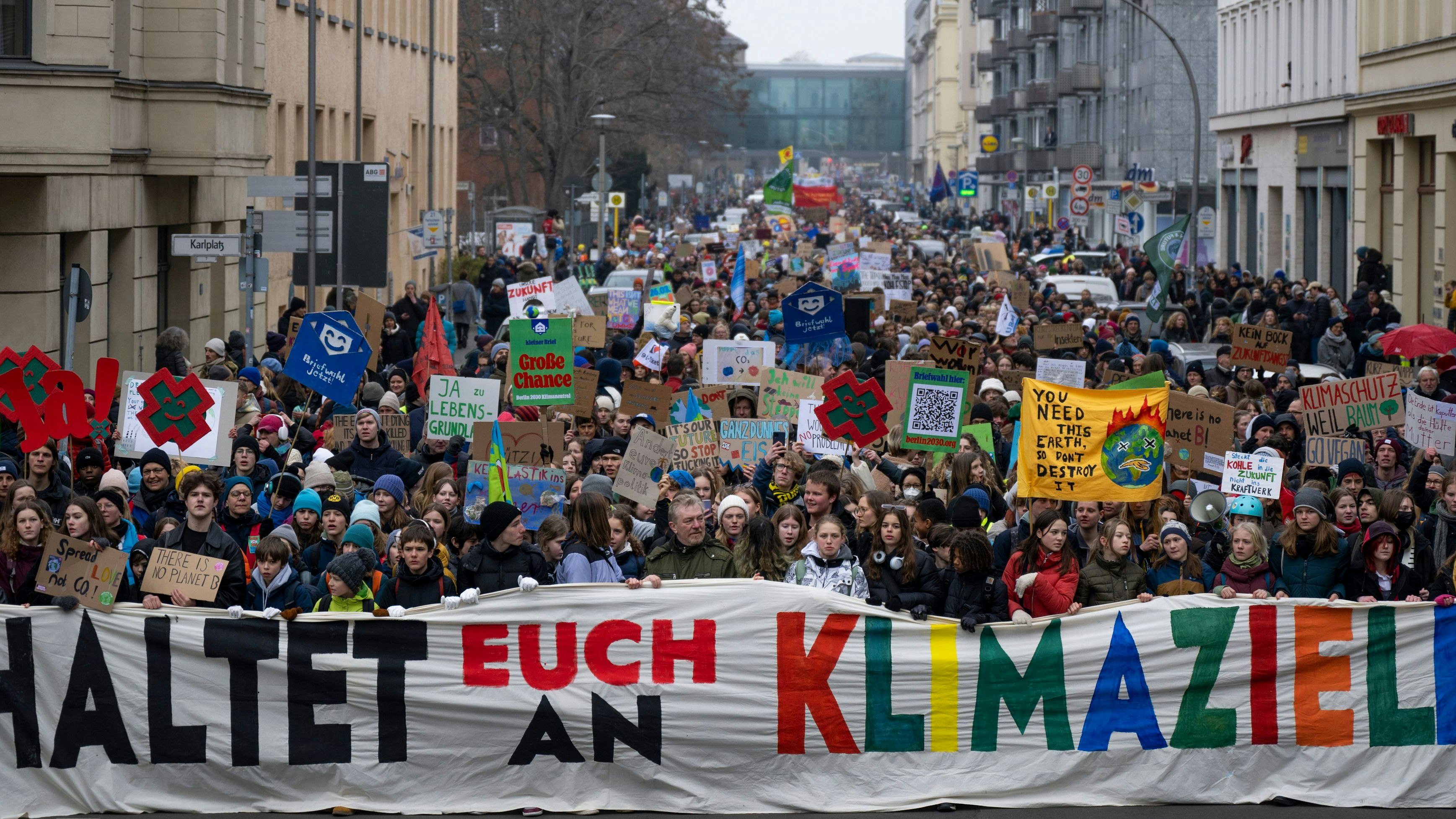 220.000 Menschen haben nach Veranstalterangaben am Klimastreik in Deutschland teilgenommen. Allein in Berlin (Bild) waren es demnach 32.000. Foto: dpa/Skolimowska