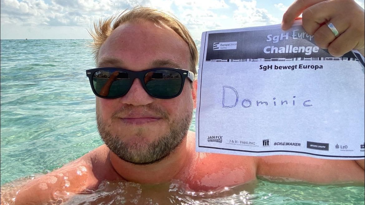 Schwimmrunde im spanischen Mittelmeer: Dominic Hermes hat seine Startnummer sogar mit in die Fluten genommen. Fotos: Instagram / SgH_bewegt_Europa