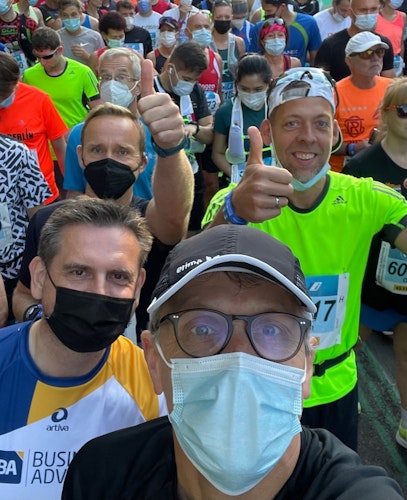 Selfie beim Start: Antonius Schröer drückt auf den Auslöser. Der Vechtaer lief seinen zehnten Berlin-Marathon.