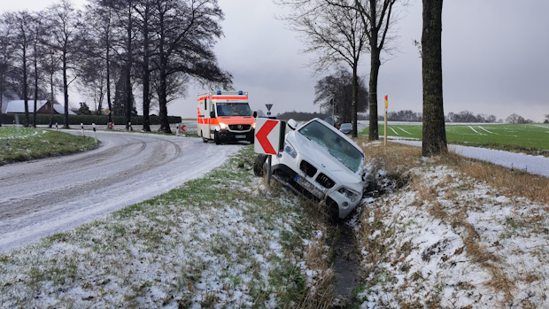 Glatte Straße: Autofahrer (31) landet im Graben
