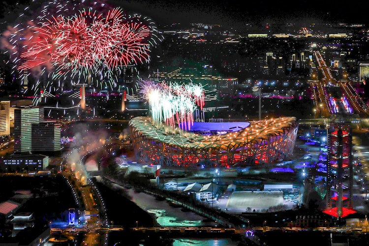 Nach Olympia ist vor den Paralympics: Eine Impression von der Abschlussfeier der Olympischen Winterspiele am Vogelnest-Nationalstadion in Peking. Foto: dpa  Gang