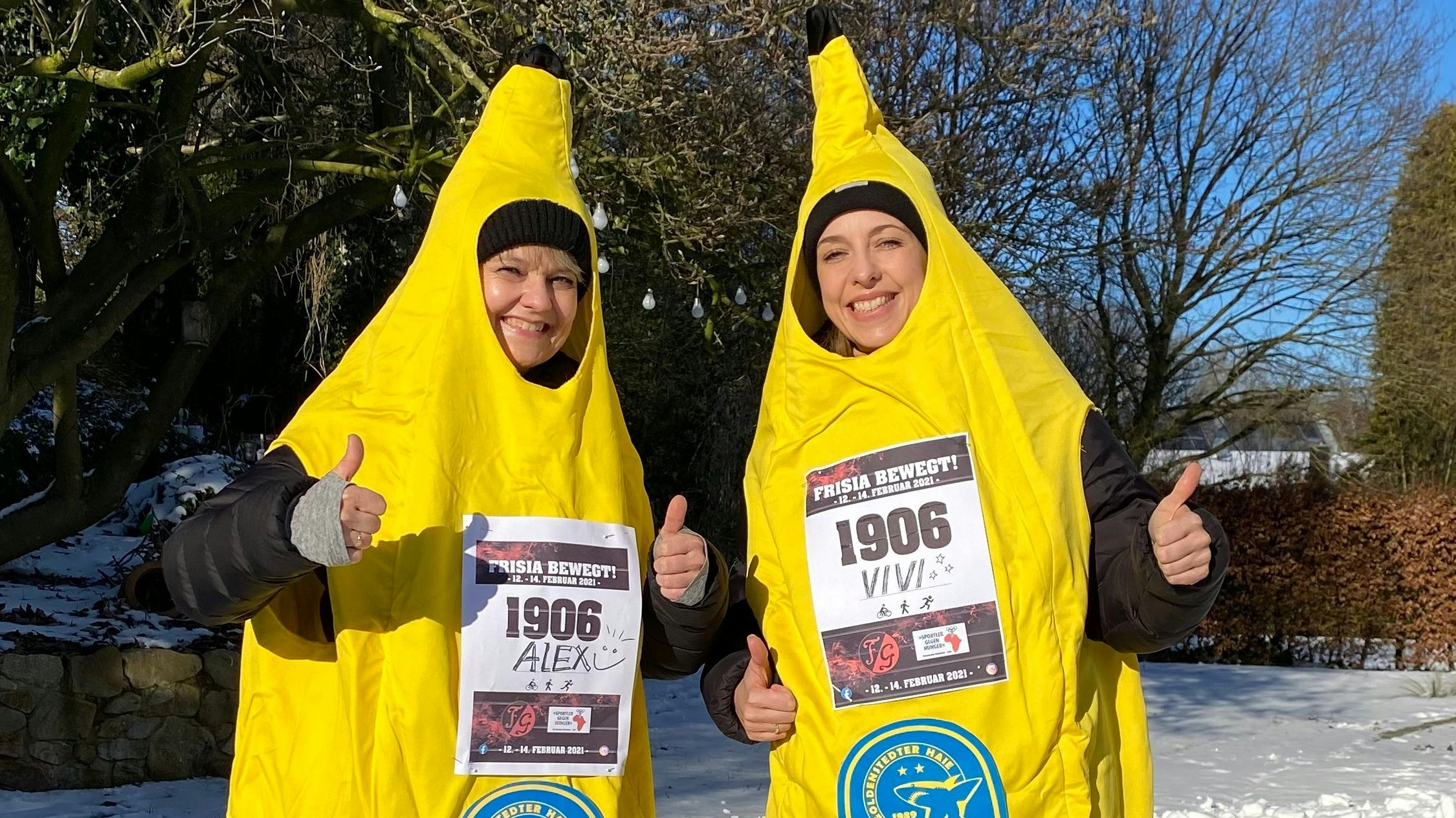 Als Bananen draußen unterwegs: Alexandra Seidel (links) und Vivien Fragge. Foto: Instagram/Frisia Goldenstedt