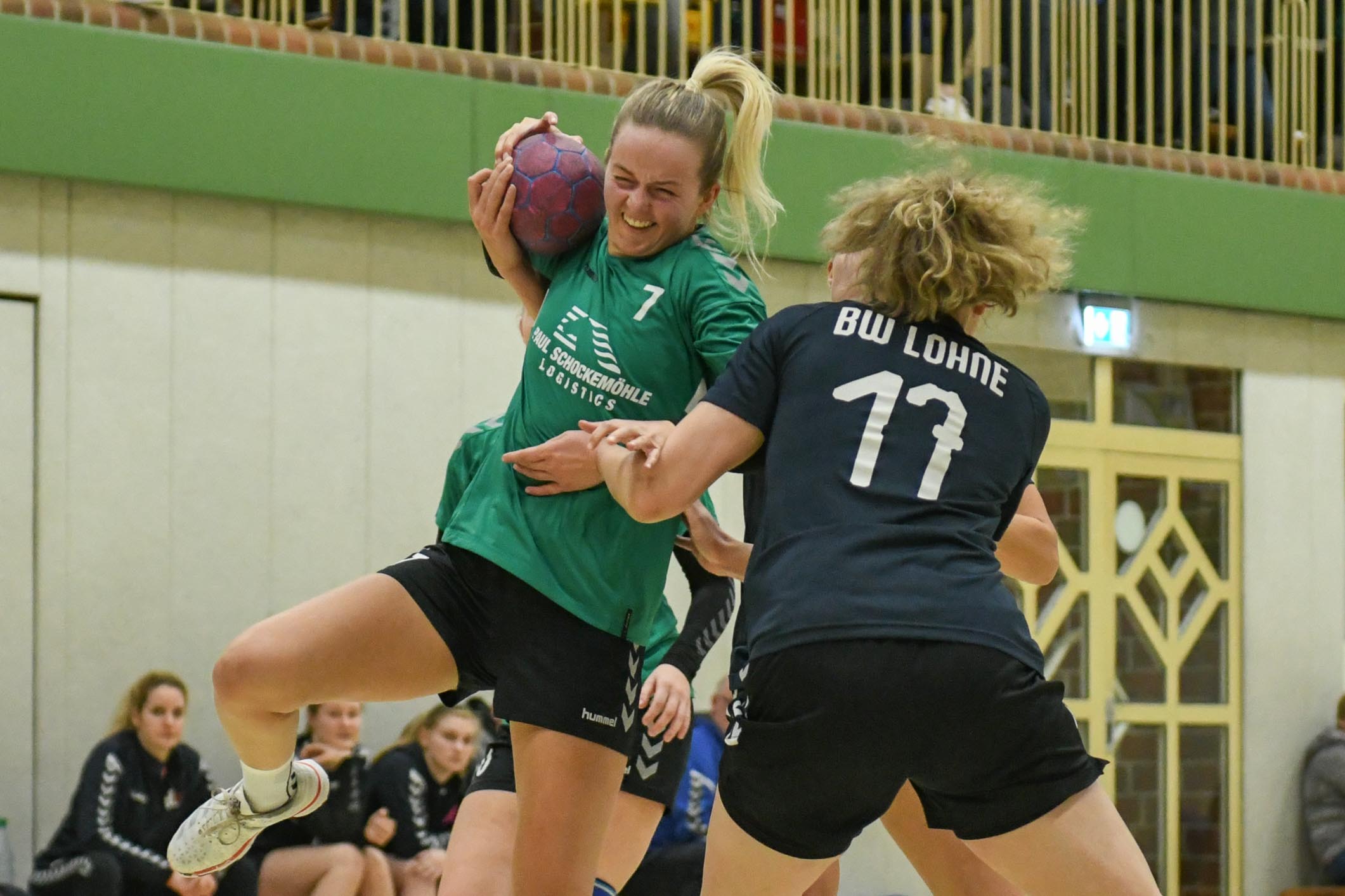Kontaktsport Handball: Die Mühlenerin Jana Themann wird im Landesliga-Derby gegen BW Lohne im Februar von Laura Hinrichs (rechts) attackiert. Foto: Wenzel