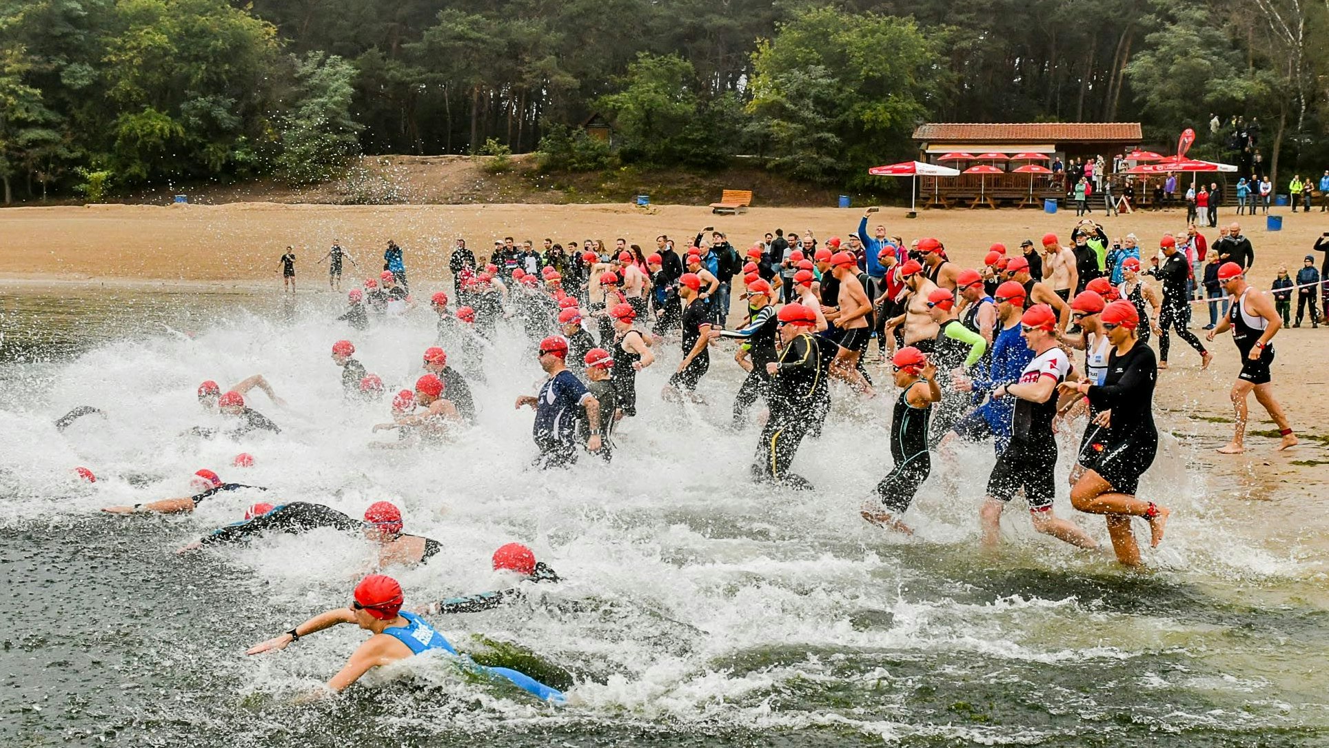Ab ins Wasser: Eine Szene vom Heidesee-Triathlon 2019. Diesmal soll der Start etappenweise erfolgen. Foto: Wenzel