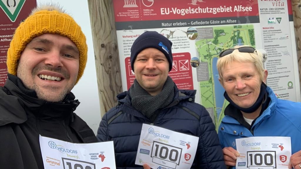 Auch am Alfsee war man für "Holdorf bewegt" wandern: Daniel von Handorff, Tim Jüchter und Maria von Handorff. Foto: SV Holdorf/Instagram