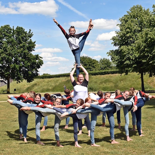 Gymnastik im Grünen: Eine In-Motion-Gruppe präsentiert sich im Zitadellenpark dem Fotografen. Foto: Bülow
