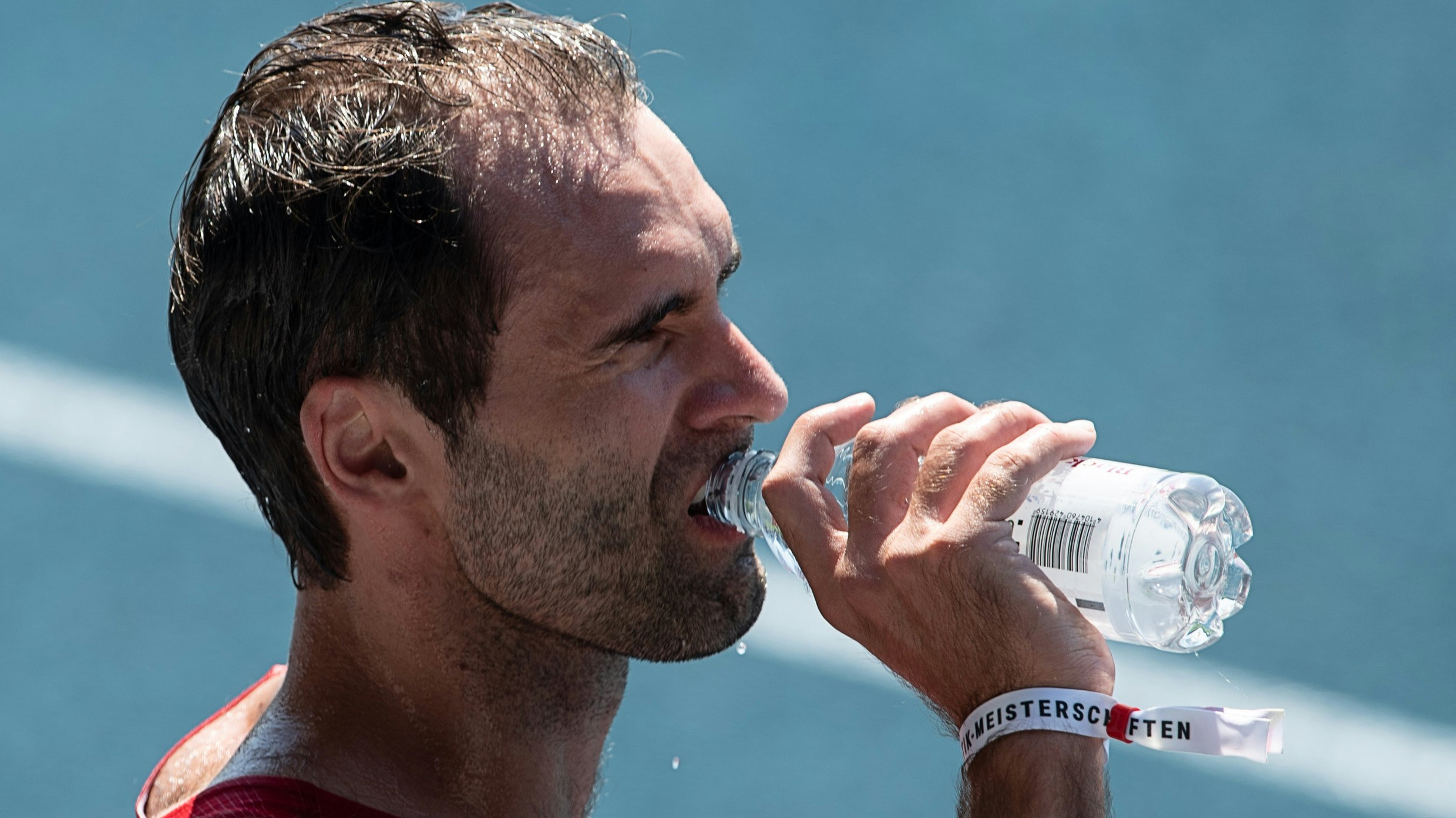 Kleine Erfrischung: Viktor Kuk trinkt bei den Deutschen Meisterschaften in Braunschweig einen Schluck Wasser. Foto: dpa / Pförtner