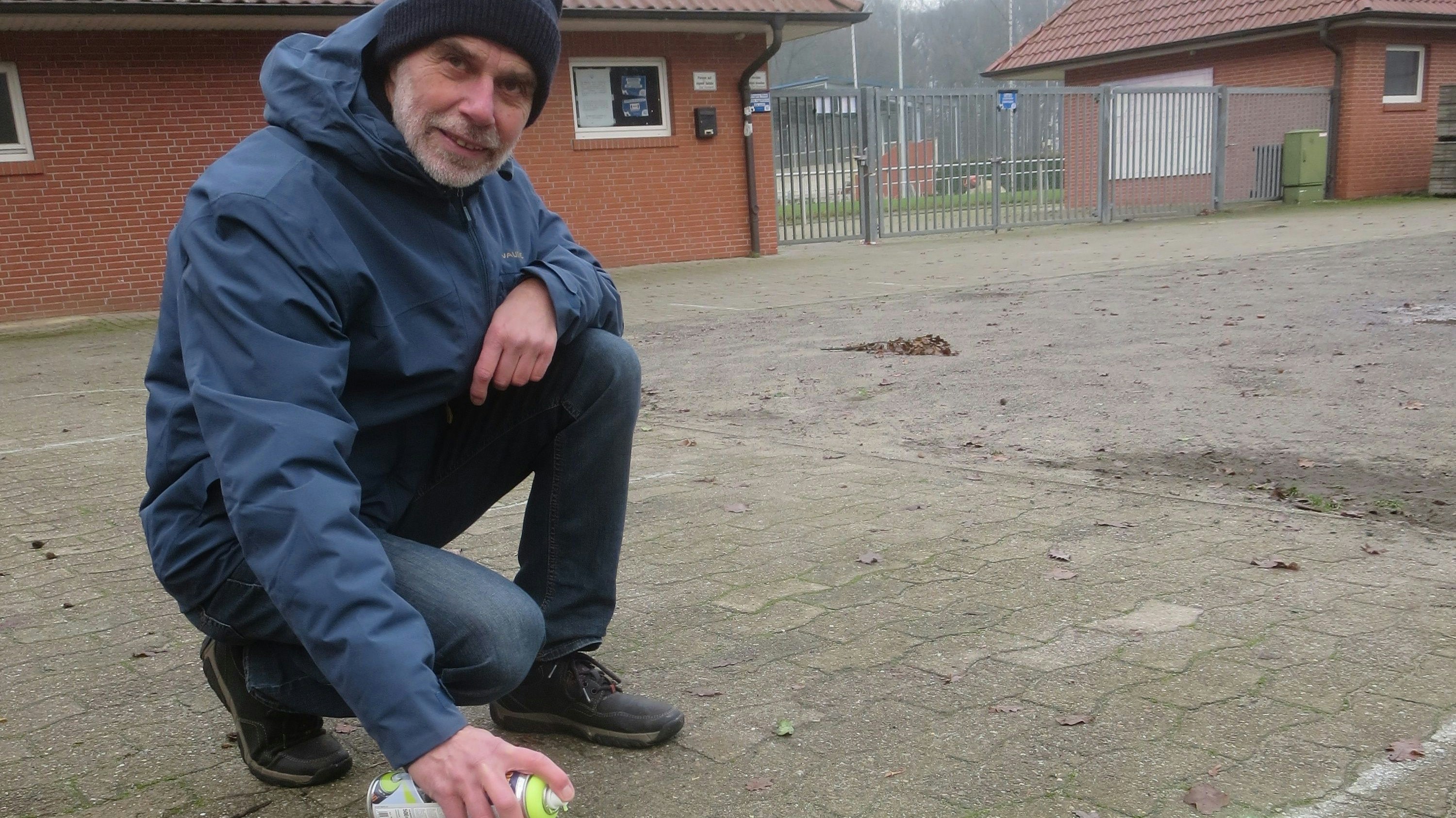Hier geht's los: Rainer Rohnstock aus dem Organisationsteam markiert mit einer Spraydose den Start- und Zielpunkt auf dem Bomhof. Foto: Rohnstock
