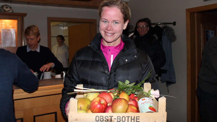 Gesunde Belohnung: Christiane Höne, 2020 Zweite über 21 km, mit Obstkiste. Foto: Osterloh