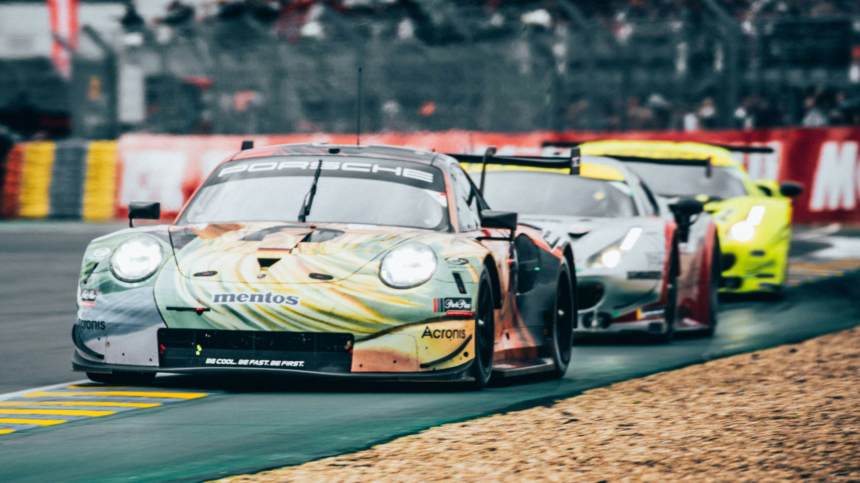 Unterwegs zum Sieg: Der Project1-Porsche des Teams um Egidio Perfetti bei seinem Triumph im Jahr 2019 in Le Mans. Foto: Sebastian Kubatz