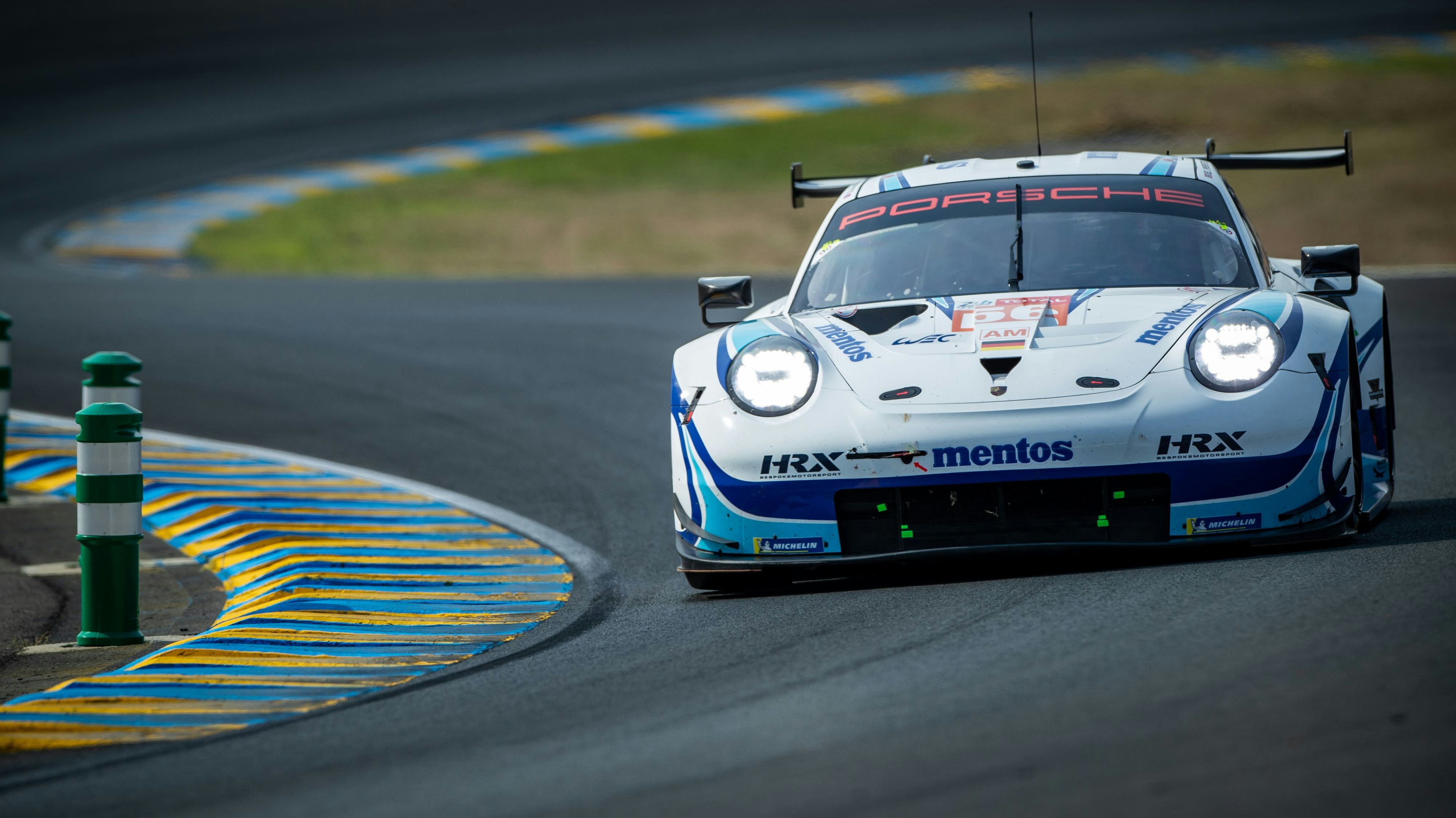 Unterwegs in Le Mans: Der Project1-Porsche von Egidio Perfetti, Matteo Cairoli und Larry ten Voorde.⋌Foto: Andrew Lofthouse