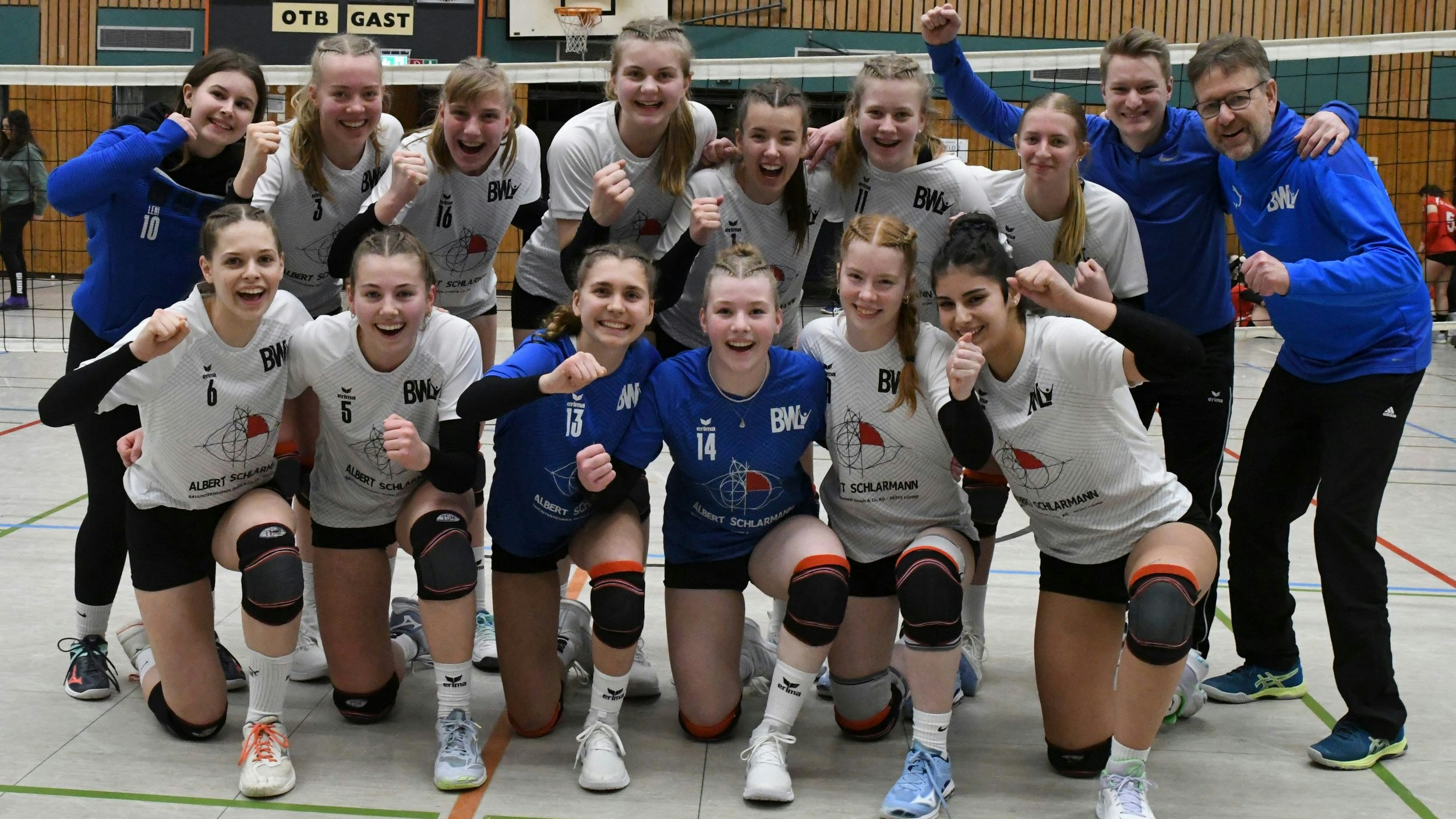 Jubel nach dem Triumph: BW Lohnes U-18-Volleyballerinnen in Oldenburg. Foto: Kern