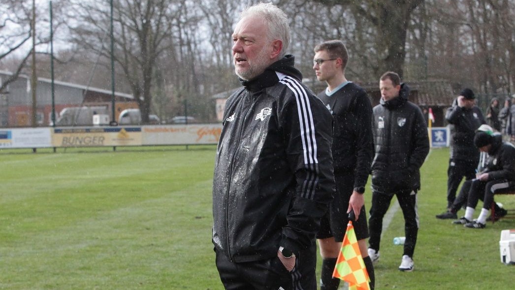 Duell mit dem Ex-Klub: Oythes Coach Mario Neumann. Foto: Schikora
