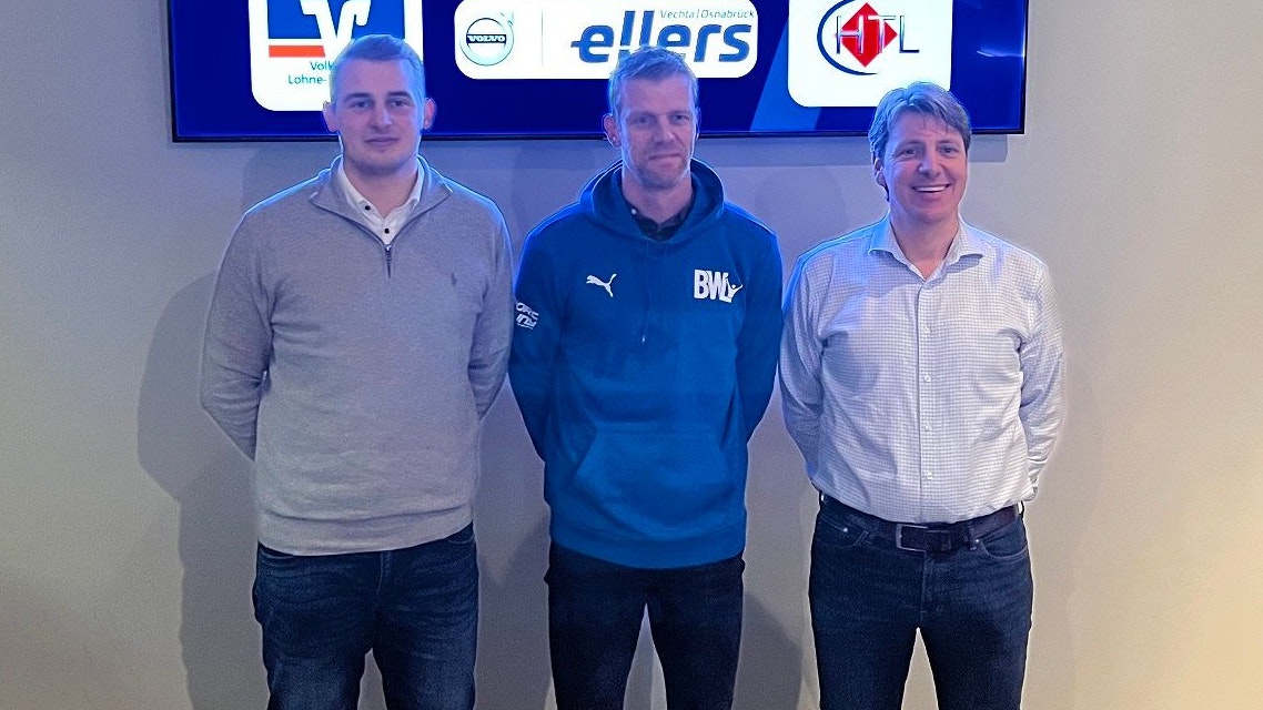 Der Neue: Uwe Möhrle (Mitte) mit dem Sportlichen Leiter Luca Scheibel (links) und Abteilungschef Manuel Arlinghaus. Foto: BW Lohne