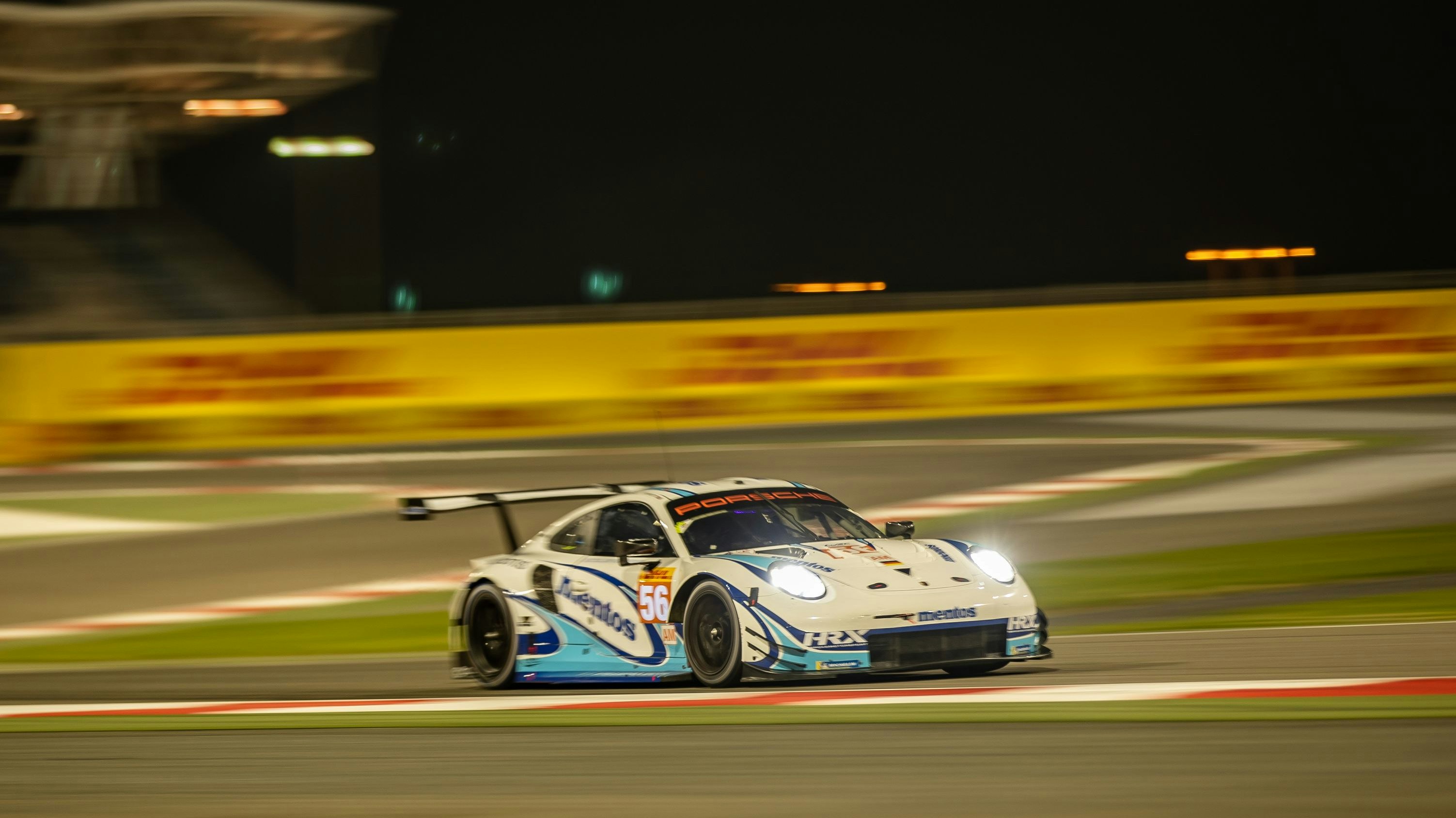 Wenn es Nacht wird in Bahrain: Der Project-1-Porsche 911 RSR auf dem Weg zum Sieg in der GTE Am-Klasse. Foto: Lofthouse