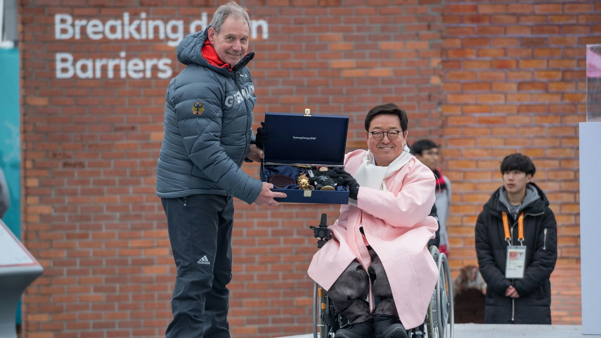 In paralympischer Mission: Karl Quade (links) am 6. März 2018 bei der Willkommens-Zeremonie mit den Gastgebern der Winterspiele in Pyeongchang/Südkorea. Foto: Oliver Kremer/DBS