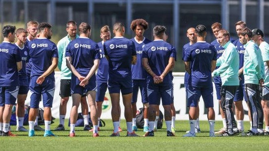 In großer Runde: Bundesliga-Aufsteiger Schalke 04 mit dem neuen Trainer Frank Kramer (4. von rechts). Foto: dpa/Rehbein