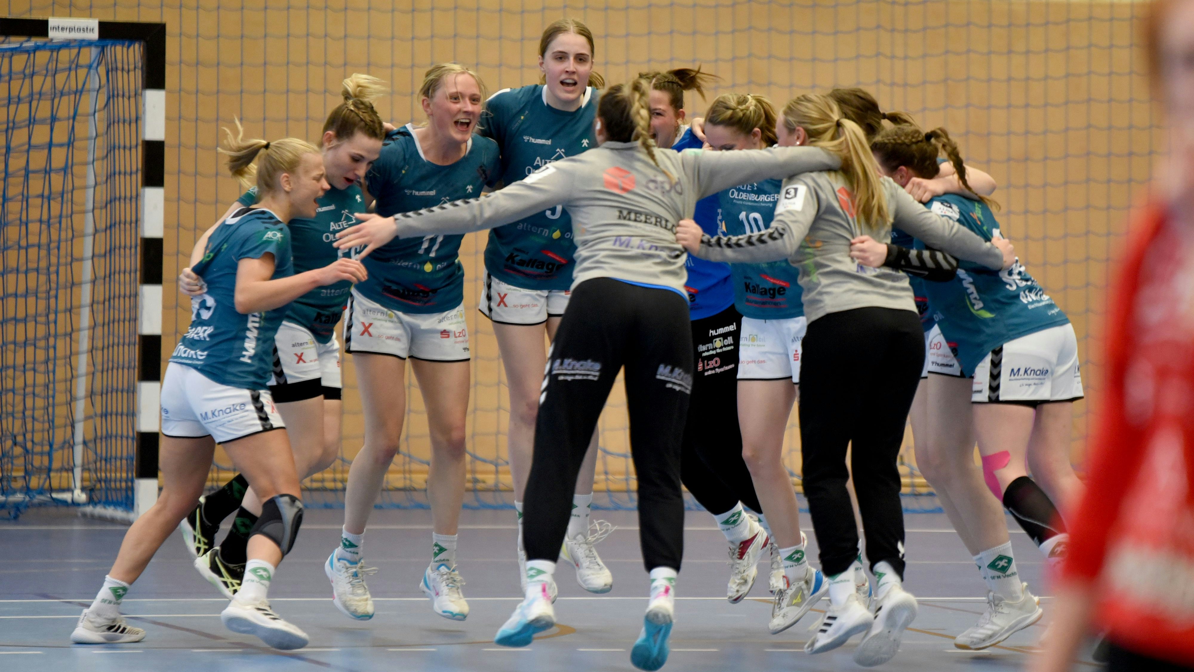 Glücksgefühle in der Sachsenhalle: Vechtas Spielerinnen feiern den 22:20-Sieg in Chemnitz. Foto: Gabi Müller