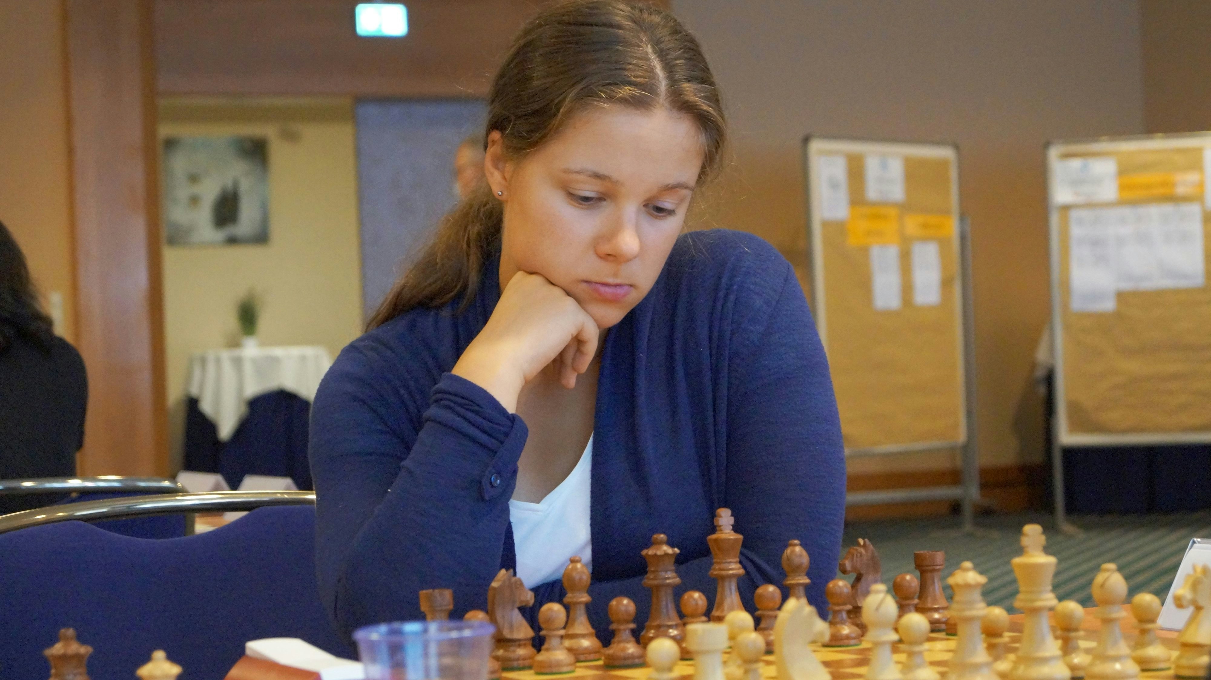 Konzentration pur: Sophia Brunner sitzt vor dem Schachbrett. Foto: Brunner