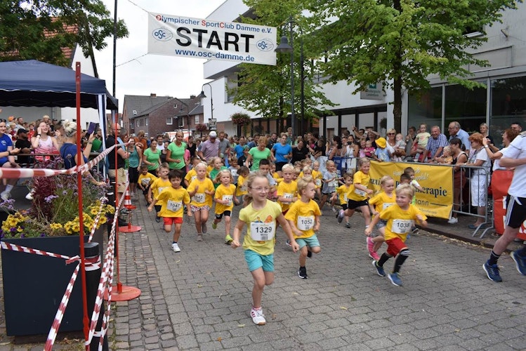Kleine Läufer, großer Ehrgeiz: Eine Startszene vom Kindergartenlauf, an dem 134 Kinder teilnahmen.