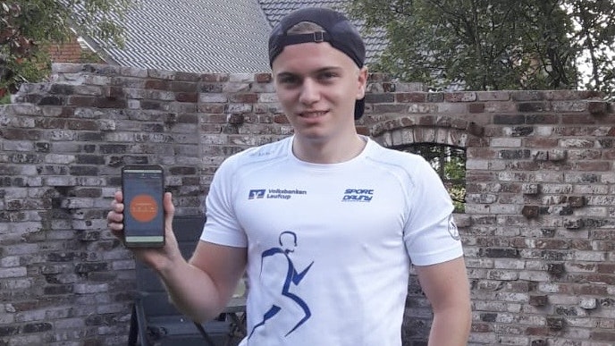 Auch er war dabei: Dennis Steinkamp vom Lauftreff SW Osterfeine präsentiert die Summer-Run-App. Foto: Schröer