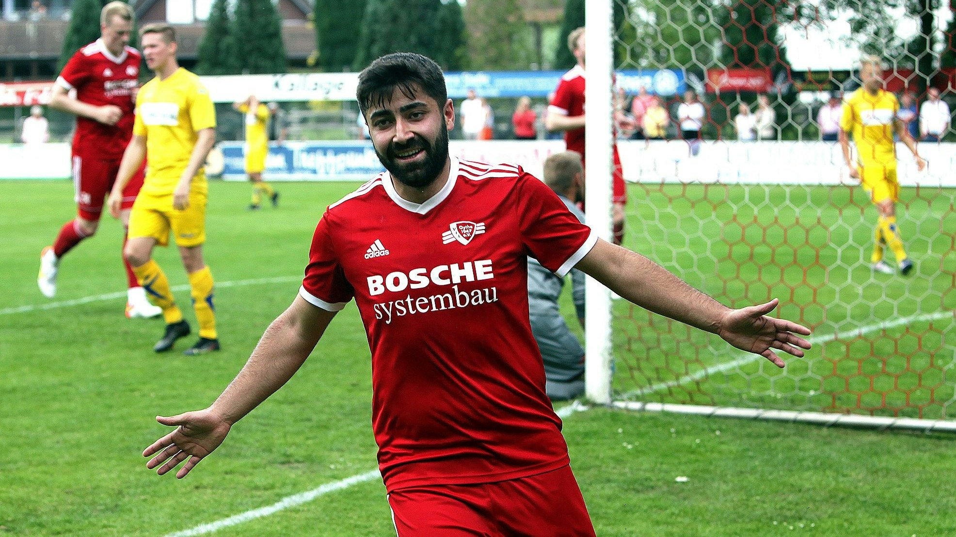 Gute Laune nach dem Treffer: Oythes Süleyman Odabasi dreht nach seinem Tor zum 4:0 gegen Leer jubelnd ab. Foto: Schikora