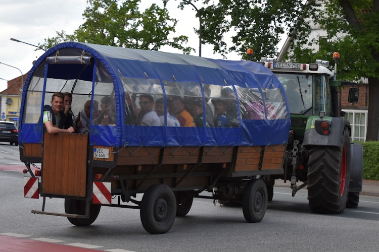 Unterwegs in Lohne: Der vom Trecker gezogene Planwagen mit der Mannschaft am Donnerstagnachmittag. Foto: Hahn
