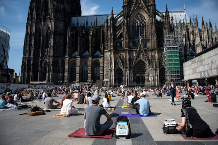 Sieht für Manchen aus wie Notre-Dame: Der Kölner Dom ist eines der deutschen Wahrzeichen. Foto: dpa