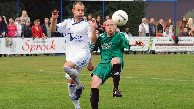 Erfolgreiche Jahre: Von 2010 bis 2015 war Steffen Bury (links) beim Bezirksligisten SV Altenoythe. Zunächst als Spielertrainer und später nur noch als Coach an der Seitenlinie. Foto: Archiv