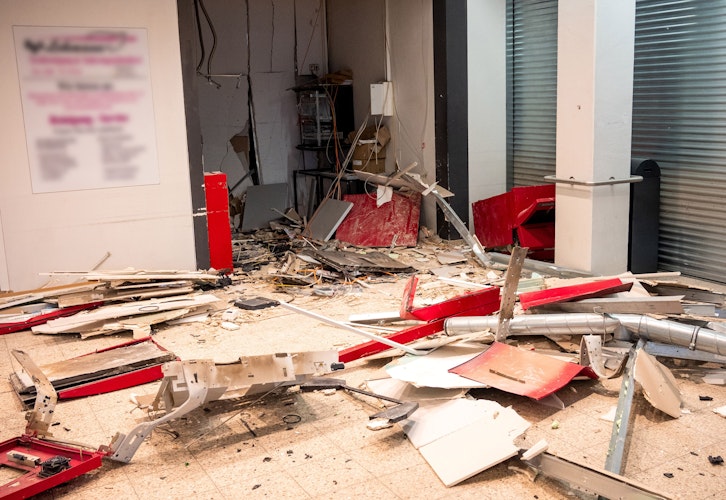 Teile von einem gesprengten Geldautomaten und einer Bankeinrichtung liegen in einem Einkaufszentrum in Oststeinbeck verteilt. Ein oder mehrere Täter haben in der Nacht zu Montag zwei Geldautomaten gesprengt und dabei Geld erbeutet. Foto: dpa  Daniel Bockwoldt