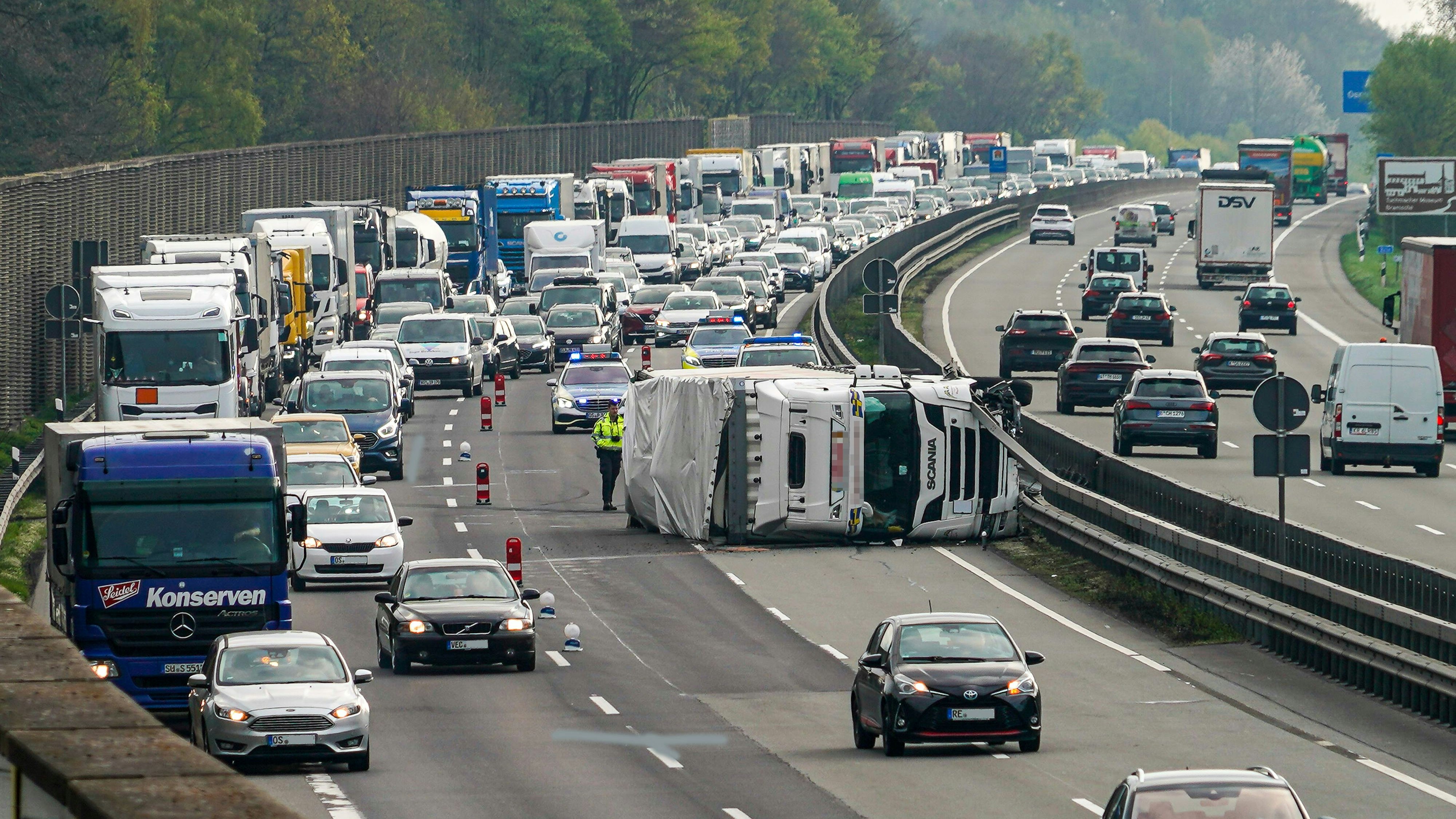 Ein umgekippter Lastwagen auf der Autobahn 1. Foto: dpa / Nordwest-Media | Heinz-Juergen Reiss