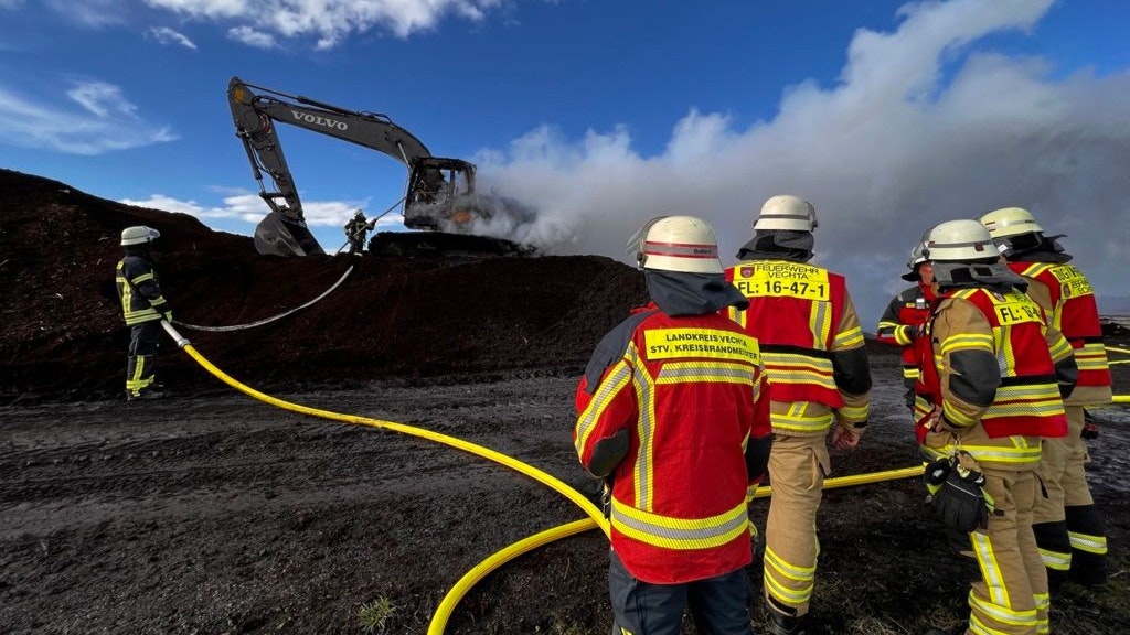 Einsatzkräfte der Feuerwehren Vechta und Langförden löschen den Brand eines Kettenbaggers, der auf einer Torfmiete im Grünenmoor steht. Foto: Feuerwehr Vechta