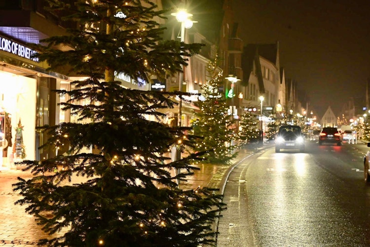 Für die Weihnachtsstimmung: Die Stadt will nicht auf die Weihnachtsbeleuchtung verzichten. Foto: ArchivM. Niehues